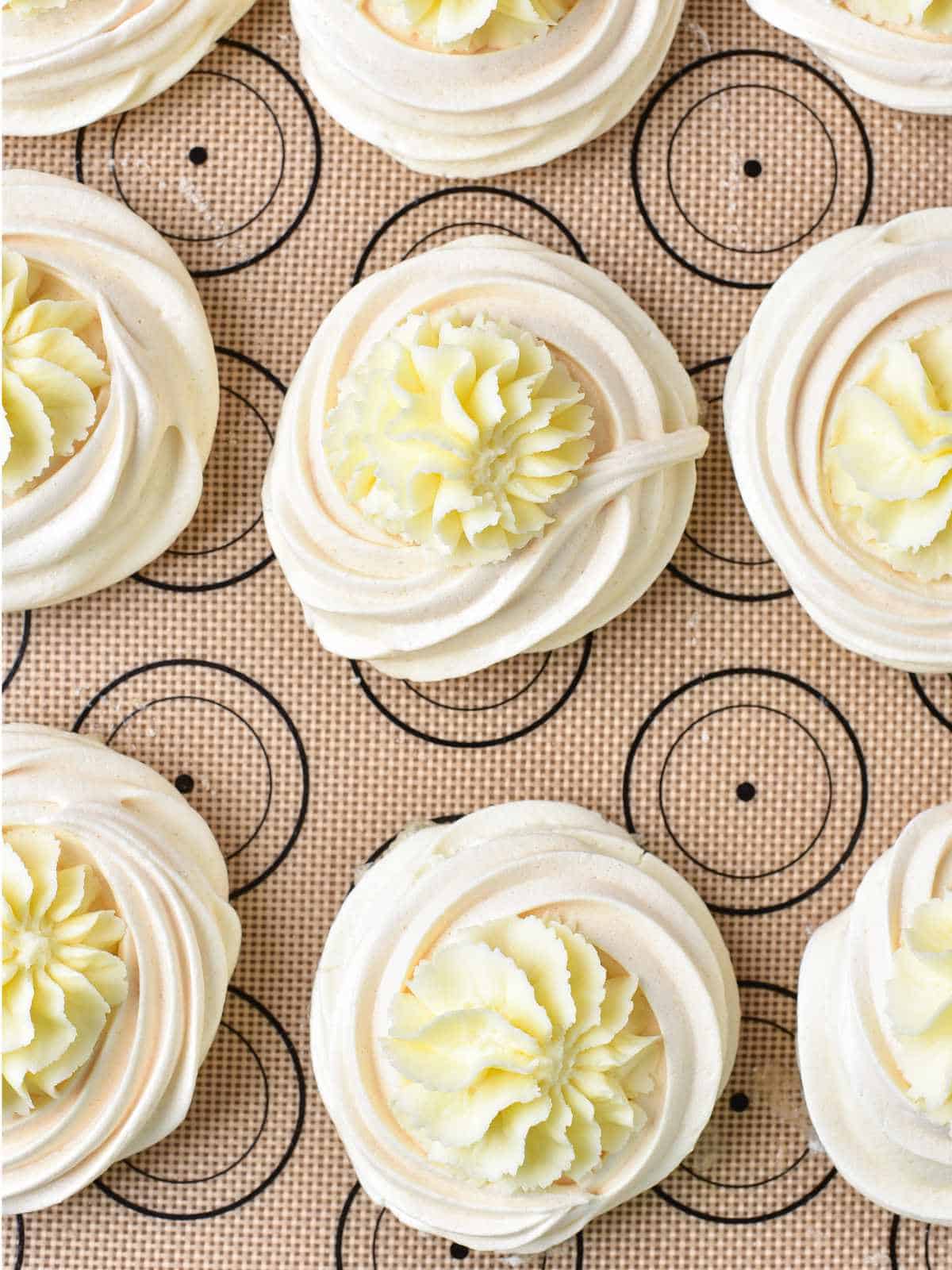 Baked meringues filled with whipped filling.